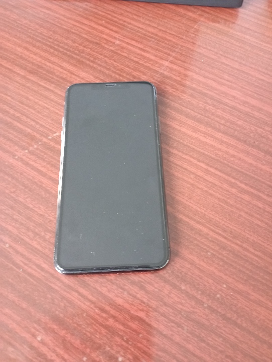 Телефон марки IPhone 11 Pro Max, у корпусі чорного кольору, бувший у використанні