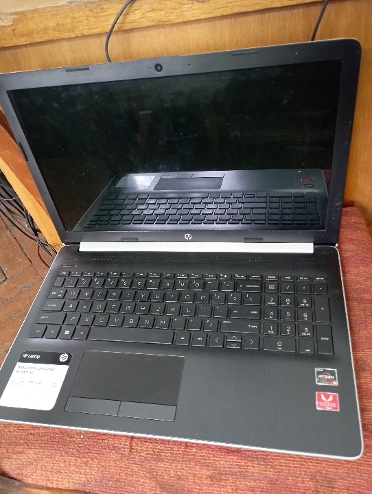Ноутбук марки HP Laptop, у корпусі сріблястого кольору, бувший у використанні