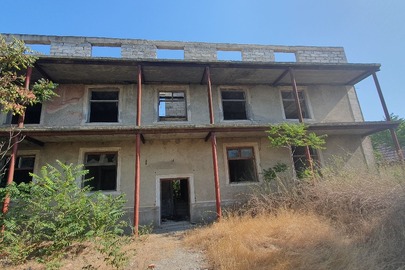 Адміністративна будівля з господарчими будівлями та спорудами, загальною площею 531,00 кв.м, що знаходиться за адресою Одеська область, Одеський район, село Роксолани, вул. Центральна (колишня назва - вулиця Леніна), буд. 49