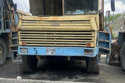 Автосамоскид кар'єрний марки БелАЗ, модель: 75405, рік випуску: 1992, жовтого кольору, VIN: X1R-754050-0016433, двигун: 2119, номерний знак: Т07448АЕ