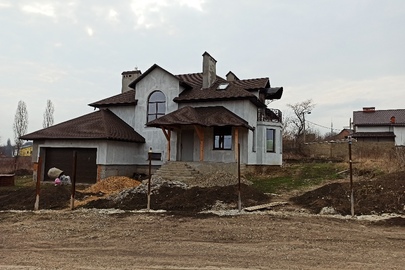 1/2 частина земельної ділянки площею 0.095 га.,кадастровий номер 6810400000:18:005:0158, за адресою: Хмельницька обл., м. Кам'янець-Подільський, вулиця Хмельницьке шосе, земельна ділянка 38/1 "У"
