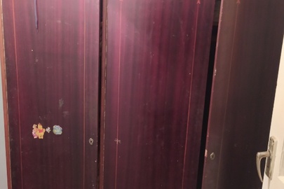 Шафа трьох дверна, сірого кольору