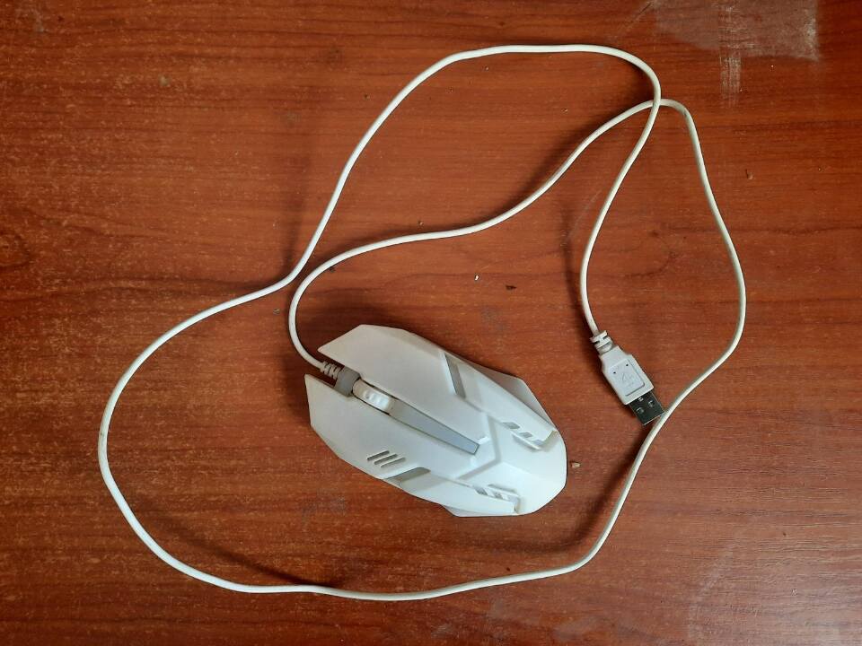 Комп'ютерна мишка білого кольору