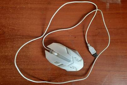 Комп'ютерна миша білого кольору