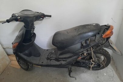 Конфісковане майно за рішенням суду : моторолер марки YAMAHA модель GRAND AXIS, VIN№00SB06J4644430000, 2005 року випуску, сірого кольору, реєстраційний номер АЕ4112АВ