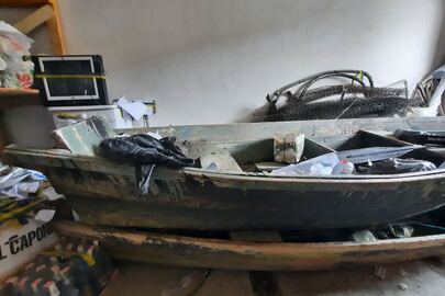 Конфісковане майно за рішенням суду : дерев'яний човен 1 шт., б/в