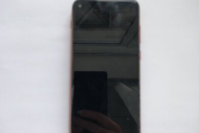 Конфісковане майно за рішенням суду: мобільний телефон марки «SAMSUNG Galaxy» моделі SM-A113F/DSN, +, ІМЕІ 1: 354698118331605, ІМЕІ 2: 354699118331603, всередині зі стартовим пакетом «Київстар» № 0684905445, у чохлі-бампері, бувший у використанні