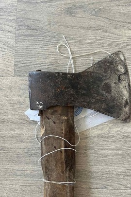 Конфіскація майна згідно виконавчого листа :Сокира з дерев'яною ручкою і металевим лезом, бувша у використанні