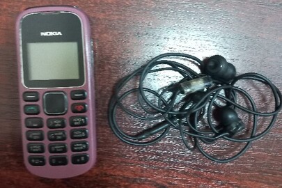 Мобільний телефон марки "Nokia"-1280  та гарнітура(навушники до нього), б/в