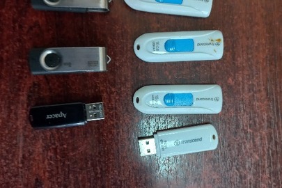 Конфісковане майно за рішенням суду: 7 флеш-накопичувачів, а саме: 3 од.  марки "Transcend''  16 Гб, 2 од. марки ''Goоd RAM''  8 Гб, 1 од. марки ''Apacer'', 1 од. карти пам'яті марки "Transcend'' 16ГБ, б/в