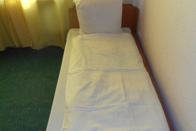 Односпальні ліжка в комплекті з матрацом, бувші у використанні, в кількості 36 (тридцять шість) шт.