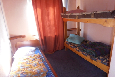 Ліжко дерев'яне двохярусне, в комплекті з матрацами, бувше в користуванні