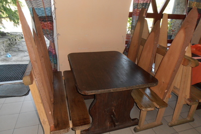 Столики дерев'яні прямокутної форми, коричневого кольору в кількості 7 (сім) штук, бувші у використанні
