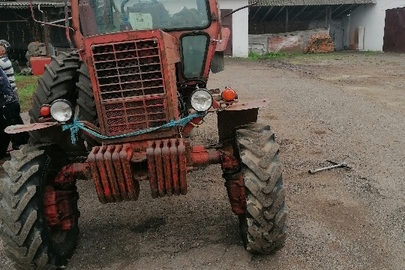 Трактор колісний, марки МТЗ-82, 1983 року випуску, заводський номер 134129, двигун № 255252, державний реєстраційний номер 02765АО, червоного кольору