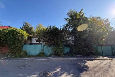 1/2 частка житлового будинку, загальною площею 144,3 кв.м., житловою площею 84,2 кв.м., розташований на земельній ділянці, КН №8000000000:82:079:0031, площа 0,0284 га, місцезнаходження: м.Київ, пров.Редутний, 8/12