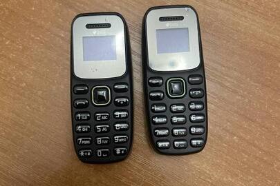 Конфіскація майна за ухвалою суду: мобільний телефон марки «BM 310 mini phone», б/в; мобільний телефон марки «BM 310 mini», б/в
