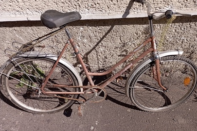 Велосипед бежевого кольору марки "IFA", б/в