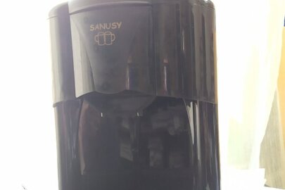 Крапельна кавоварка SANUSY SN-2904 чорного кольору в працюючому стані без чашок