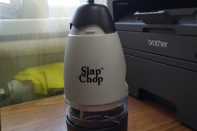 Ручний подрібнювач Slap Chop чорно білого кольору в працюючому стані