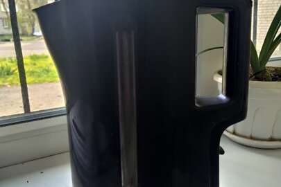 Електричний чайник Sanusy SN-2102 чорного кольору в непрацюючому стані