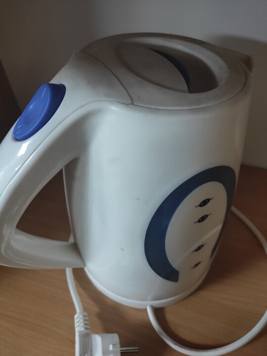 Електричний чайник Elenberg білого кольору 