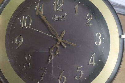 Годинник настінний "Ajanta Quartz" золотисто коричневого кольору