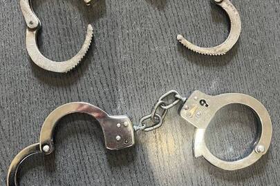Конфісковані за рішенням суду дві пари металевих кайданок, б/в