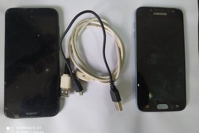 Мобільний телефон марки "Samsung" сірого кольору з зарядним пристроєм, Мобільний телефон марки "Honor" чорного кольору з зарядним пристроєм, б/в