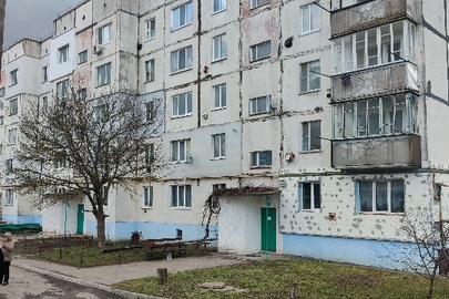 1/4 частина двокімнатної квартири, загальною площею 56,4 кв.м., житлова площа 30,4 кв.м., за адресою: Київська область, Білоцерківський р-н, м.Тетіїв, вул. Злагоди (колишня Свердлова), буд.18, кв.67