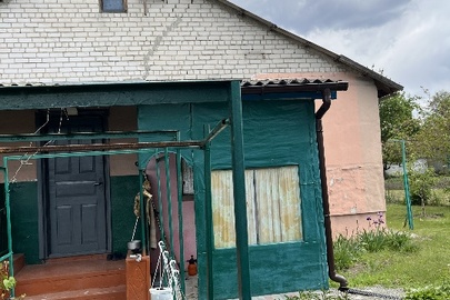 1/4 частка житлового будинку садибного типу, загальною площею 87,7 кв.м, за аресою: Київська обл., Броварський р., с. Ярешки, вулиця Чорнобильська, будинок 15