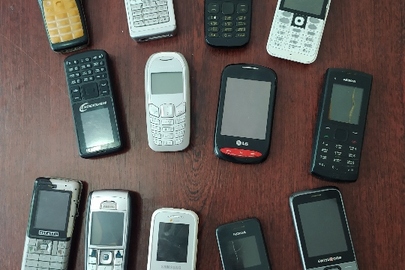 Мобільні телефони в кількості 13 шт та сім-картки мобільних операторів в кількості 3 шт, б/в