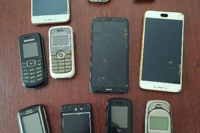 Мобільні телефони, б/в, в кількості 11 шт.