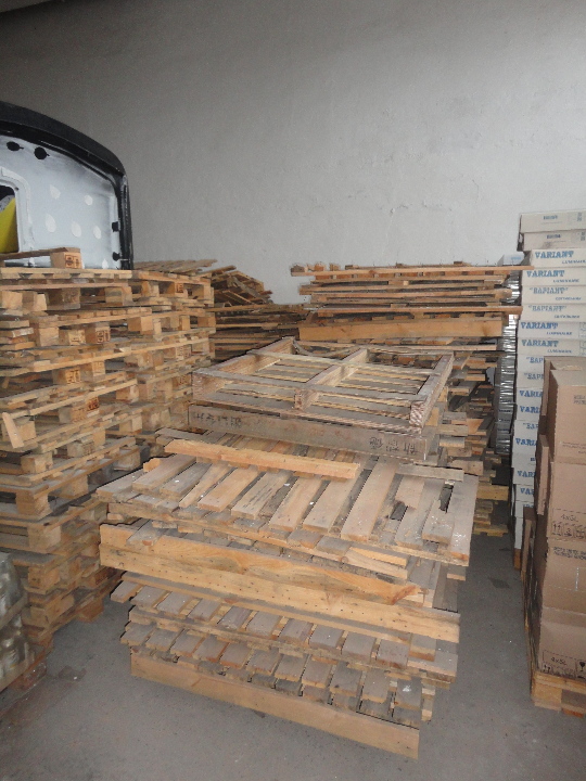 Дерев'яні ящики у розібраному стані (пошкоджені), в загальній кількості 84  шт.