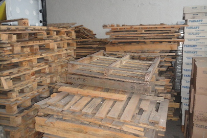 Дерев'яні ящики у розібраному стані (пошкоджені), в загальній кількості 84 шт.