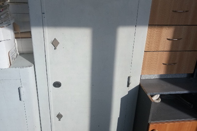 Великий металевий сейф, сірого кольору, з одними дверцятами, без ніжок, на двох замках, б/в