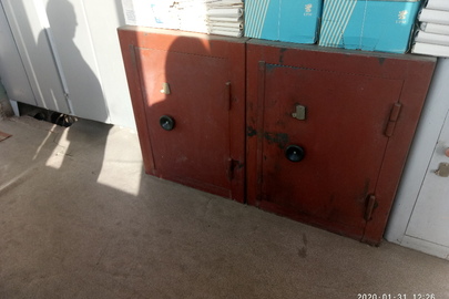 Металевий сейф, червоного кольору, з одними дверцятами, без ніжок б/в