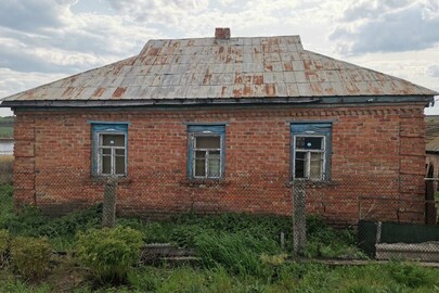 Житловий будинок з господарсько-побутовими будівлями, загальною площею 25.2 кв.м., та земельна ділянка, площею 0.25 га, кадастровий номер: 3522285400:51:000:0433, за адресою: Кіровоградська обл., Знам'янський р., с. Петрове, вул. Будьонного, 1-а