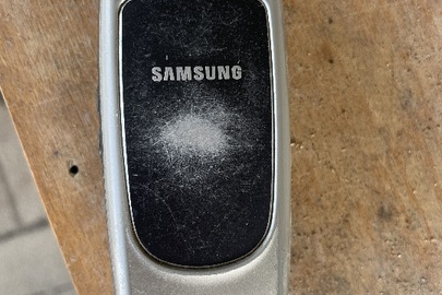  Мобільний телефон марки «Samsung»,IMEI:359782/00715096/2, сірого кольору (розкладушка) з сім картою оператору Київстар, б/в