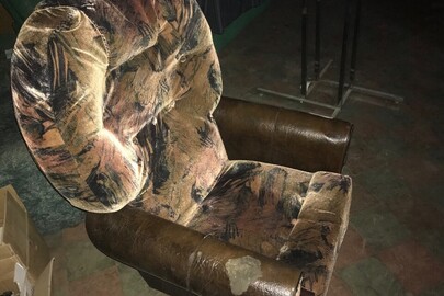 Крісло темно-коричневого кольору у кількості 1 шт., б/в