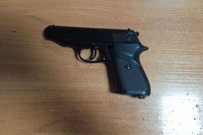 Конфіскація майна за ухвалою суду:стартовий пістолет (сигнально-шумовий) марки «SUR-2608 A2YSRASSYS01-2400556», калібру 9 мм (ємність із механізмом подачі набоїв відсутній) б/в