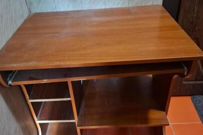 Стіл з виїзною поверхнею для клавіатури  б/в у кількості 1 шт.