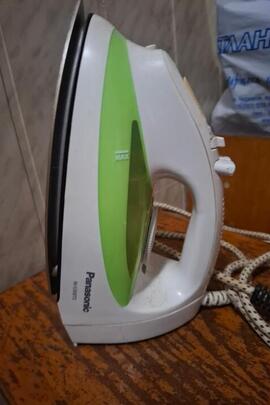 Праска Panasonic, із зеленою смужкою посередині, стан б/в, у кількості 1 шт.