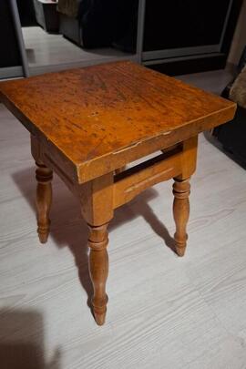 Табурет коричневого кольору, стан б/в, у кількості 2 шт.