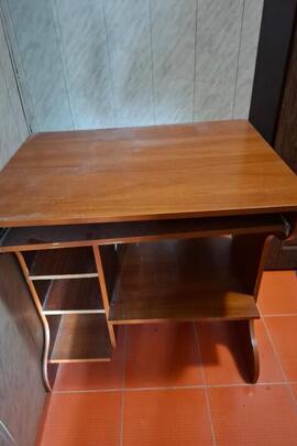 Стіл з виїзною поверхнею для клавіатури  б/в у кількості 1 шт.