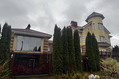 Житловий будинок, загальною площею 832,80 кв.м., земельна ділянка, КН: 5610100000:01:029:0416, загальною площею 0,0990 Га, адреса: Рівненська обл., м. Рівне, вулиця Борового Євгена, будинок 4,5