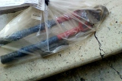 Ножиці по металу, викрутка та металевий лом