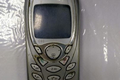 Мобільний телефон Siemens C60 сірого кольору в неробочому стані