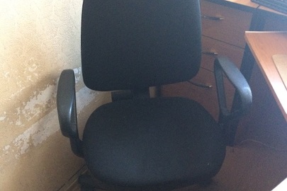 Крісло офісне на колесах з підлокотниками, чорного кольору - 8 шт.