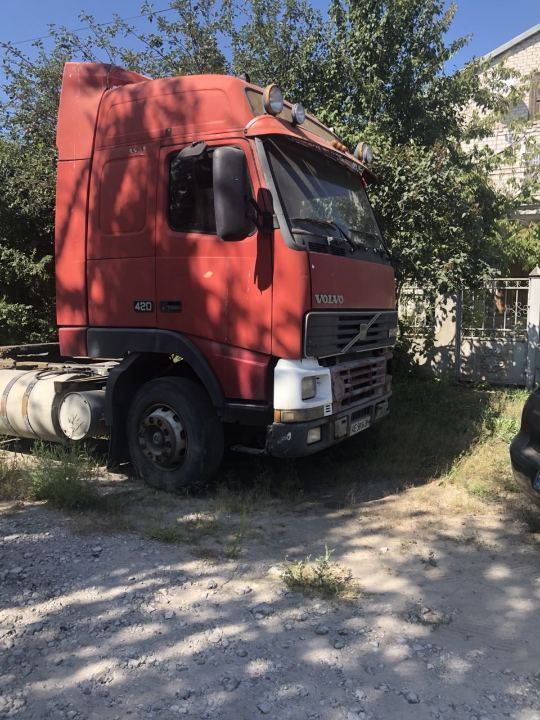 Сідловий тягач-Е марки VOLVO FH 1242T, 1996 р.в., номер кузова: YV2A4B3AXTB161740, д/н АЕ5816ВН 