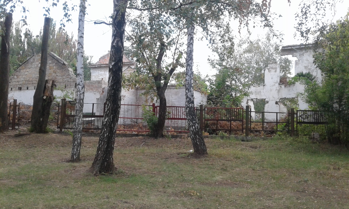 Іпотека. Нежитлова двоповерхова будівля загальною площею 825,1 кв.м. з допоміжними спорудами: будівля пральні 69,7 кв.м., погріб 35,4 кв.м., огорожа, відмостка за адресою: Дніпропетровська обл., м.Марганець, вул. Осипенка, буд. 18